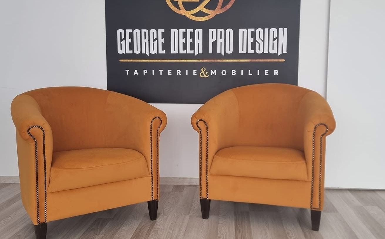 Două fotolii club tapițate în catifea oranj, în showroom