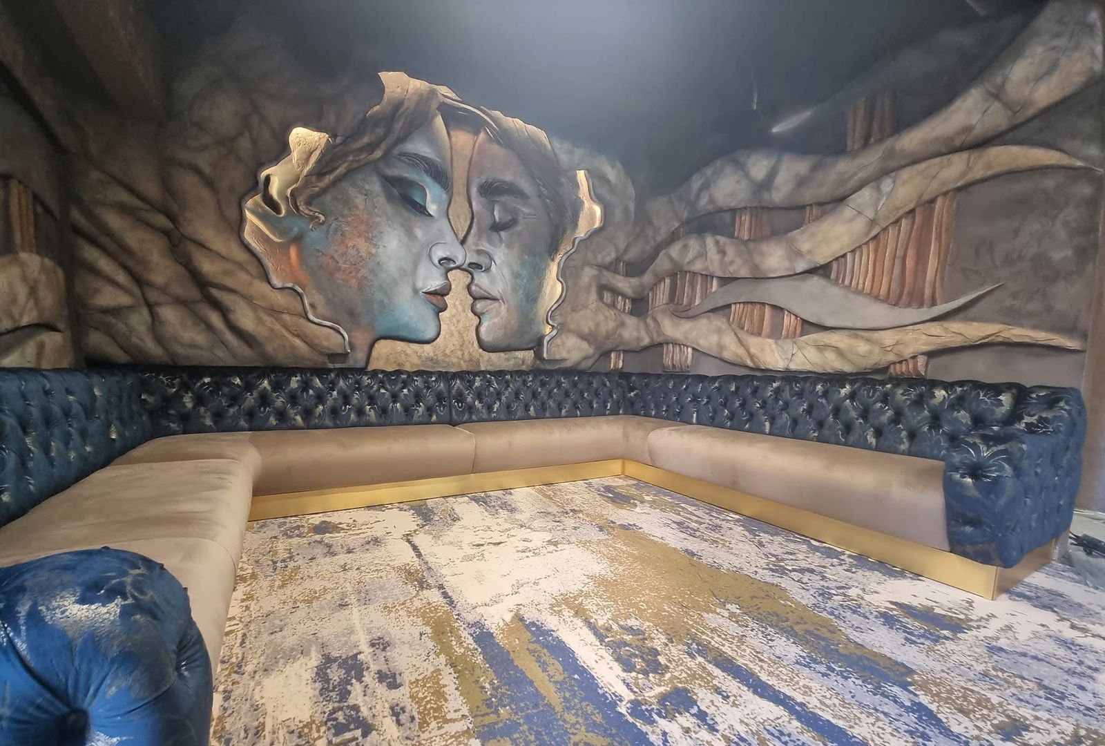 Lounge HoReCa cu banchetă capitonată albastră
