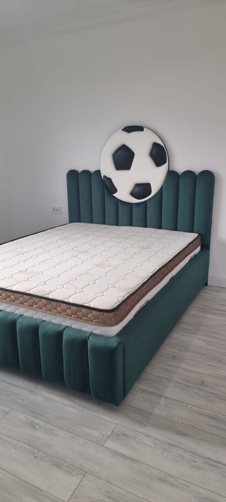 Pat pentru copii, cu minge de fotbal