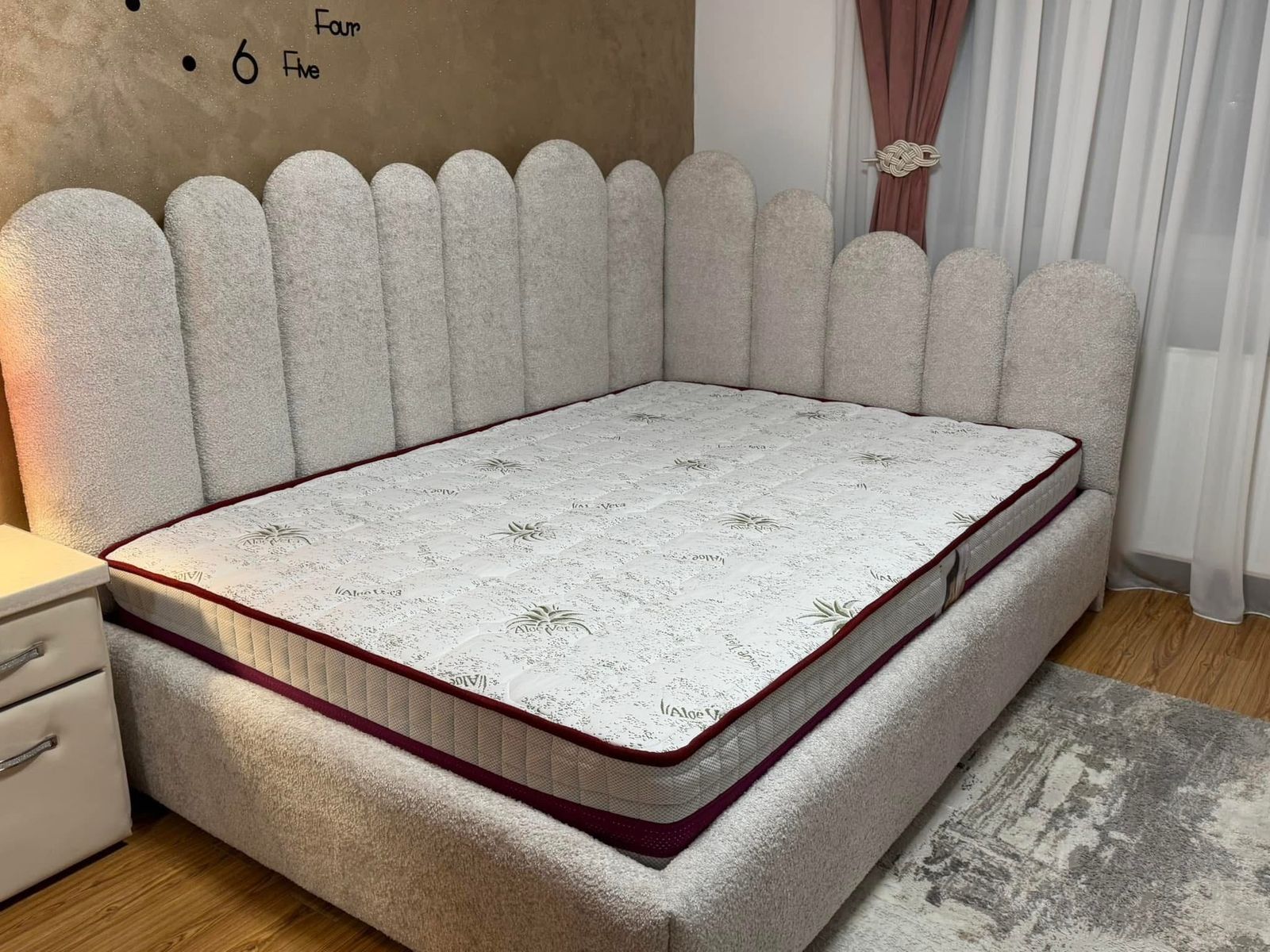 Tăblie cu petale, bouclé